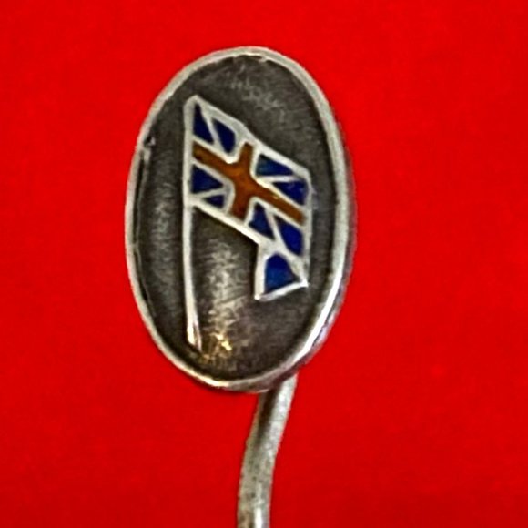 Antique signed sterling Union Jack tie or lapel pin - Picture 2 of 5